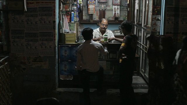 WS男人晚上在小商店里卖东西/印度视频下载