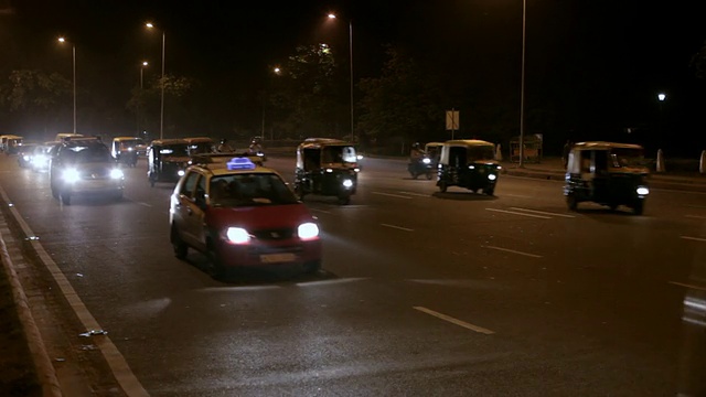 印度新德里夜间繁忙的道路视频素材