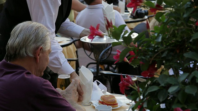 在意大利佛罗伦萨Della Signoria广场的咖啡馆里，MH TD服务员在为客人端饮料视频素材