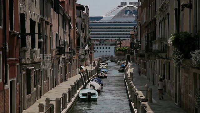 路过运河/威尼斯的WS LD游船，意大利视频下载