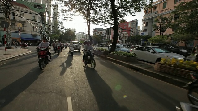 后面的POV WS摩托车交通繁忙街道/越南视频素材