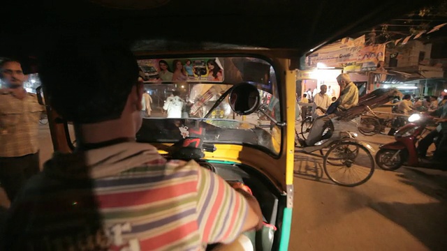 POV WS繁忙的道路从机动三轮车内/瓦拉纳西，印度视频素材