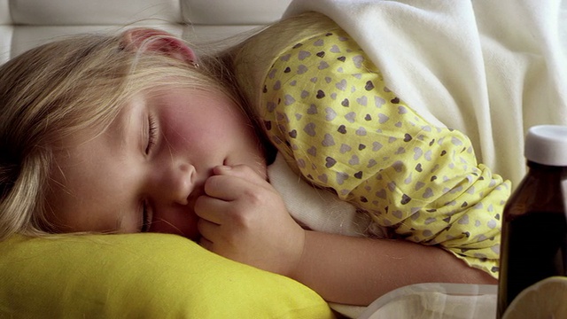 小女孩卧病在床，睡着了视频素材