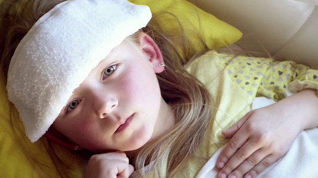 小女孩卧病在床。视频素材