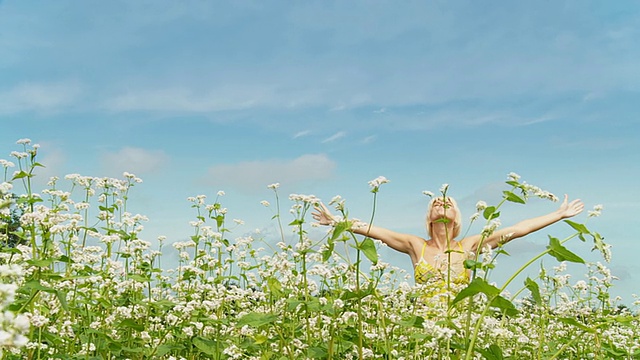 高清摄影慢镜头:荞麦地里的快乐女人视频素材