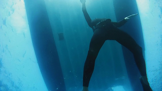 高清慢动作:潜水员游回船上视频素材