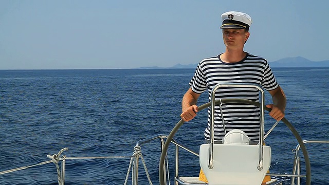 水手驾驶一艘帆船视频素材