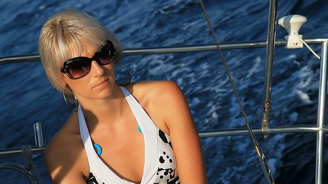 HD:享受帆船运动的女人视频素材