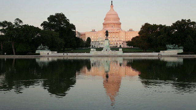 黄昏时分的美国国会大厦视频素材