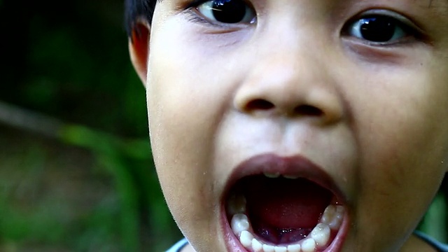 亚洲男孩做鬼脸视频素材