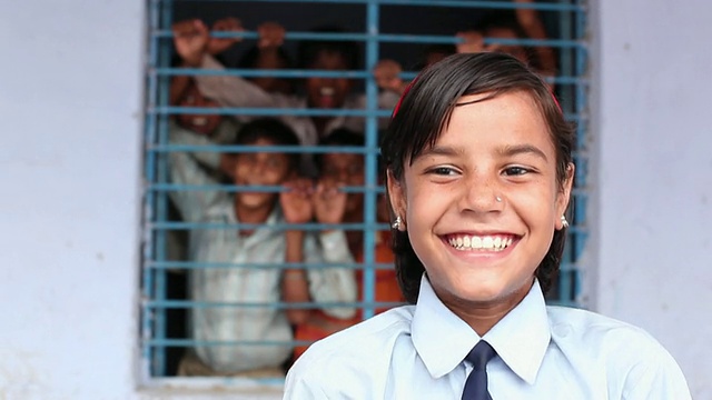 印度哈里亚纳邦法里达巴德一名微笑的女学生的肖像视频素材