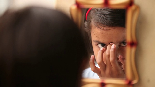 印度哈里亚纳邦法里达巴德，女孩在额头上涂菩提视频素材
