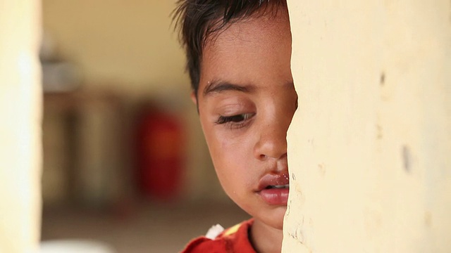 印度哈里亚纳邦法里达巴德的一个男孩哭泣的肖像视频下载