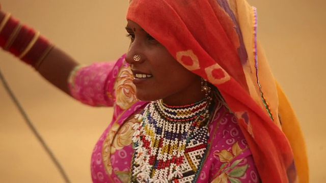 一个拉贾斯坦邦女人的特写，Jaisalmer，拉贾斯坦邦，印度视频素材