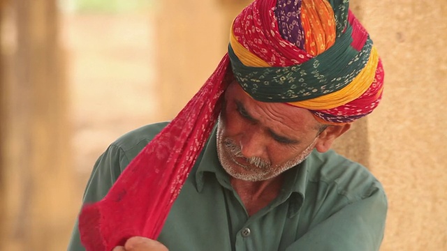 戴着头巾的拉贾斯坦邦老人，Bada Bagh, Jaisalmer，印度拉贾斯坦邦视频下载