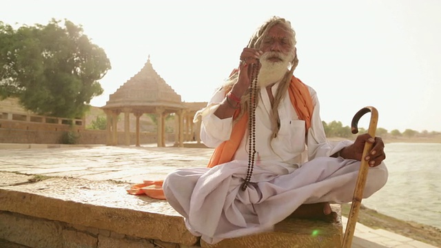 在印度拉贾斯坦邦的Jaisalmer湖边，圣人崇拜视频下载