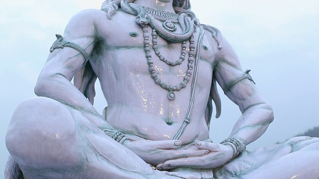 印度北阿坎德邦瑞诗凯诗湿婆神雕像的低角度视图视频下载