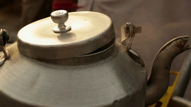 一个热茶壶的特写，Haridwar，北阿坎德邦，印度视频素材