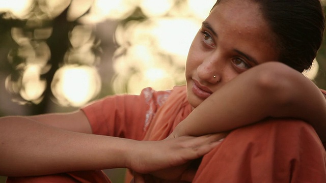 印度哈里亚纳邦法里达巴德一个女孩思考的特写视频素材