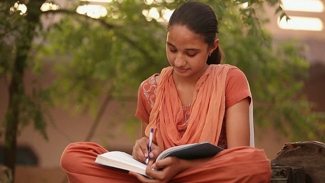 印度哈里亚纳邦法里达巴德的一个女孩正在看书视频素材