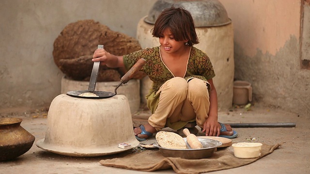 印度哈里亚纳邦法里达巴德的女孩在做饭视频素材