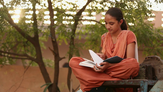 印度哈里亚纳邦法里达巴德的一个女孩正在看书视频素材