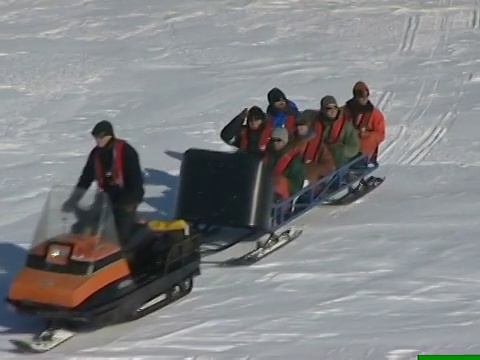 在南极哈雷研究站，载着人的雪地摩托。(NTSC PAL 4x3变形;H264 MPEG4 16x9 Square)音频可在master上。视频下载