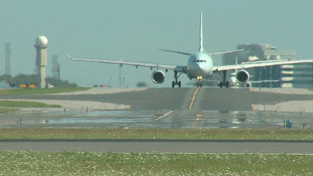空中客车A330飞机向摄像机滑行视频素材