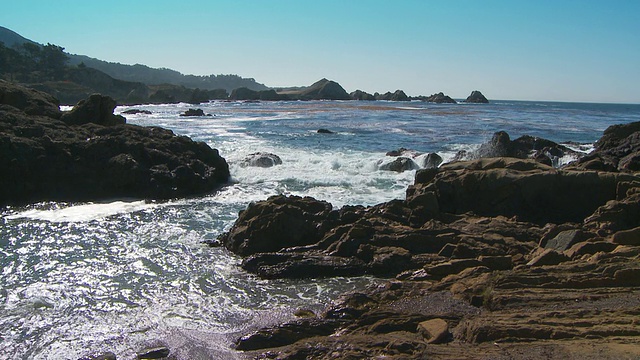 海浪冲击着布满岩石的海岸线和小海湾视频素材