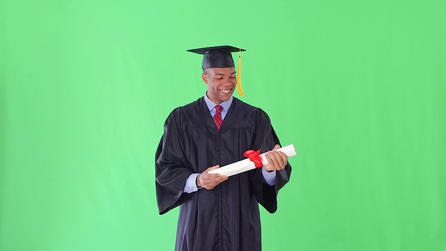 穿着毕业礼服和毕业证书的男人视频素材