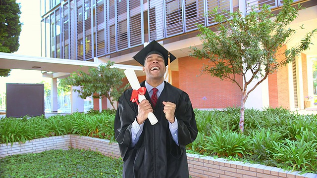 穿着毕业礼服和毕业证书的男人视频素材