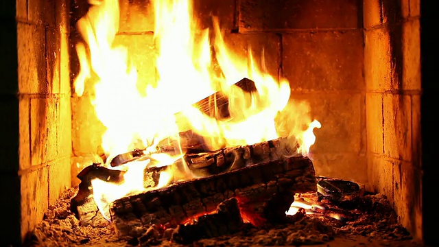 壁炉里燃烧的木头。视频下载