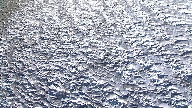 “中近距离空中泛右-左轨迹”“涟漪和裂缝定义了冰川的表面。”/阿拉斯加,美国的视频下载