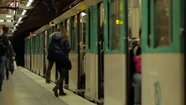 巴黎的地铁,冬天视频素材