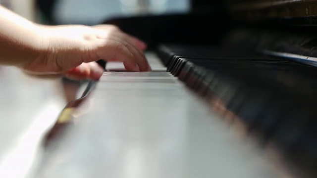 孩子们弹钢琴视频下载