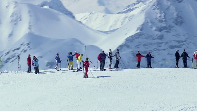 人们准备滑雪在雅各布斯霍恩滑雪站/瑞士鸟瞰图视频购买