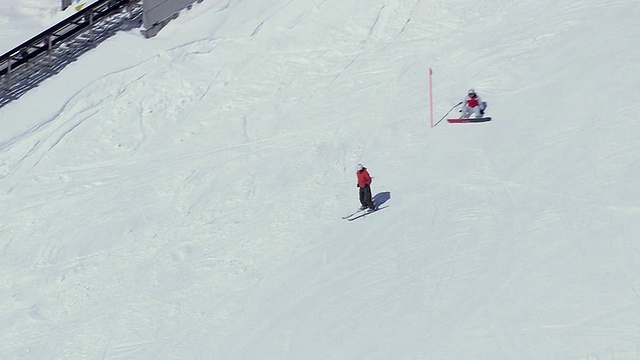 在冰上滑雪的男子鸟瞰图/瑞士视频素材