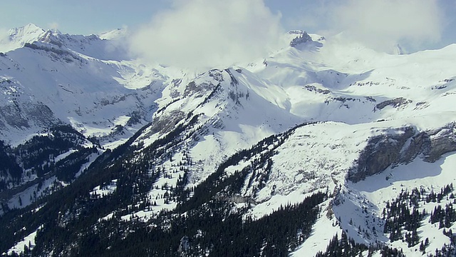 神秘公园/瑞士的雪山鸟瞰图视频素材
