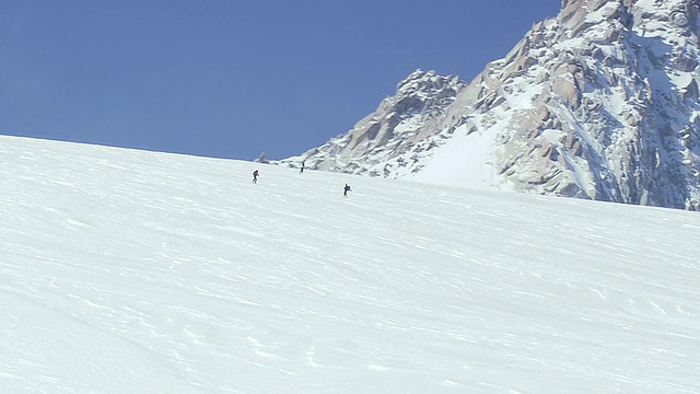 WS AERIAL ZI ZO视图滑雪者在冰上拍照/瑞士视频素材