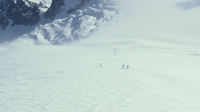 在冰上行走的滑雪者鸟瞰图/瑞士视频素材