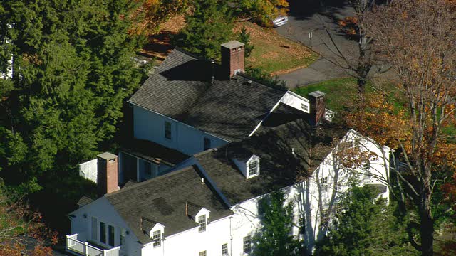 MS AERIAL DS ZI ZO拍摄的被树包围的殖民地风格的房子/美国康涅狄格州视频素材