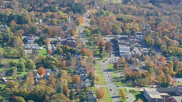 这张照片拍摄的是美国康涅狄格州的利奇菲尔德小镇的秋色，街道上的车辆在树上筑巢视频素材