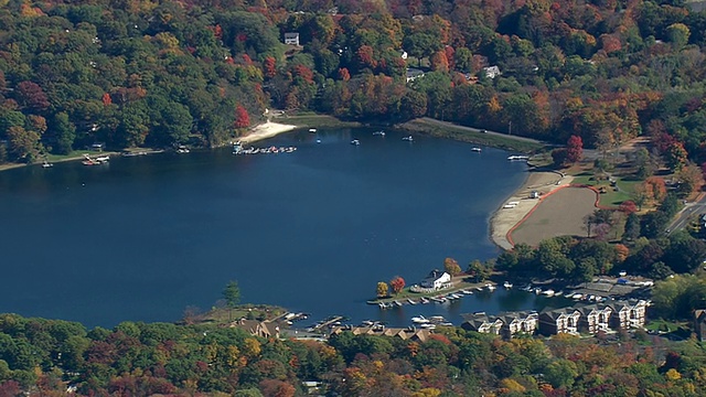美国康涅狄格，被树和城市包围的蜡烛湖鸟瞰图视频素材