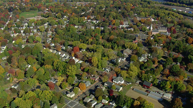 WS航拍的教堂在树木上的秋天颜色筑巢/康涅狄格，美国视频素材