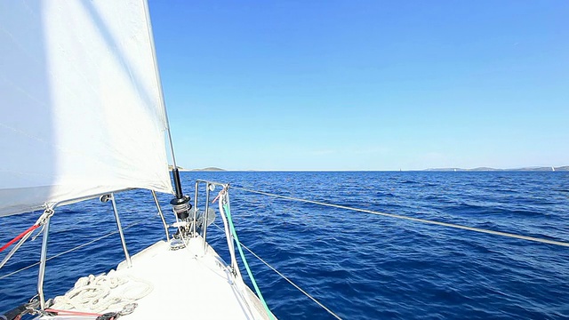 HD:乘着帆船在风中航行视频素材