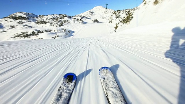 用滑雪板往山下滑雪视频素材