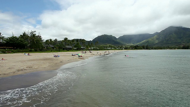 美国夏威夷，人们在哈纳雷海滩休息视频素材
