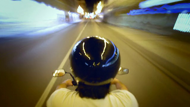 高清时间流逝:在城市里骑滑板车视频下载