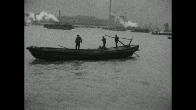 黄浦江外滩的工作场景的蒙太奇。人们乘坐舢板在河上航行。视频下载