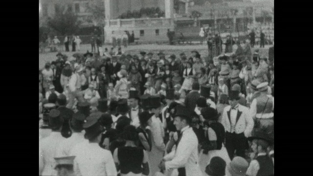 1927年，布宜诺斯艾利斯狂欢节上，一群穿着复古服装的人们等待着游行。视频素材